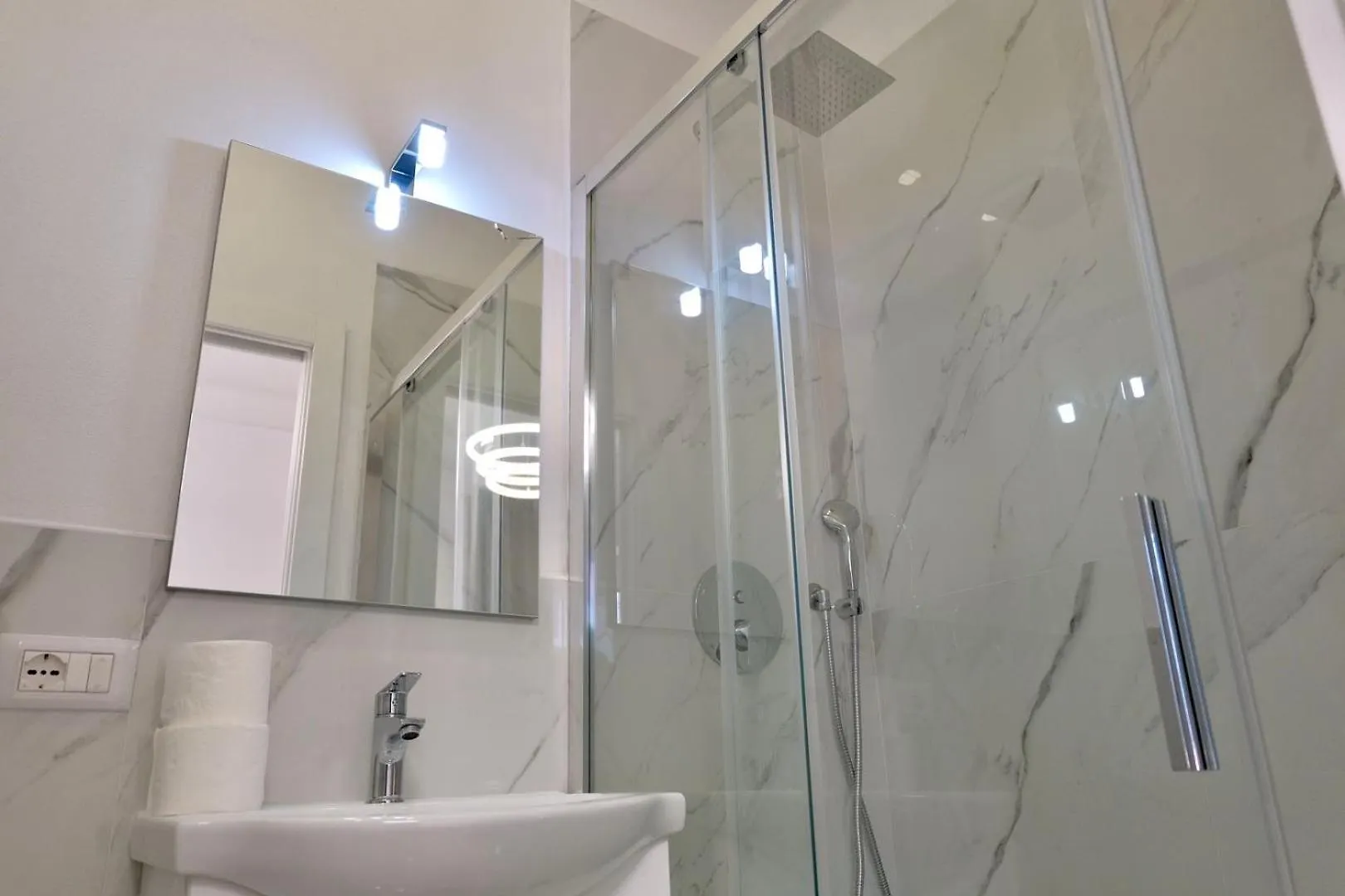 Homestay 98 House Apartment La Spezia